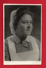 2 Portraits Frauen Rot Kreuz Schwestern mit Abzeichen Brosche Uniform