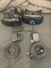 2 HTC Vive Headset + 2 link boxes + 2 3 in one cables