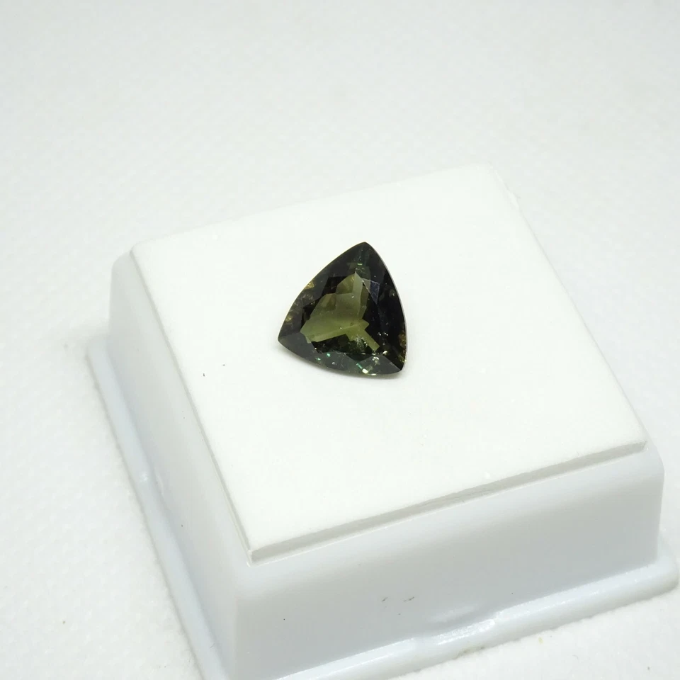 Piedra preciosa suelta Kornerupine verde 3,27 quilates - 10 mm Kornerupine Foto 3 de 4