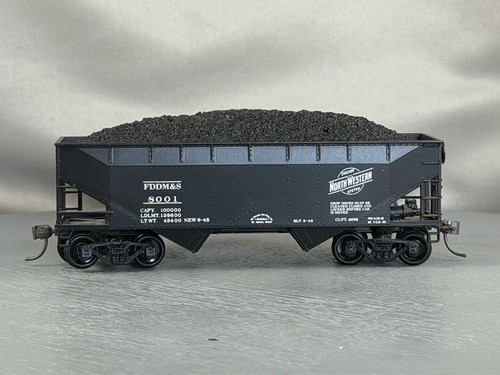 Tolva Athearn/Bev-Bel - Chicago y North Western - 34' O/S con carga #8001 con Kadees | Zustand: Used