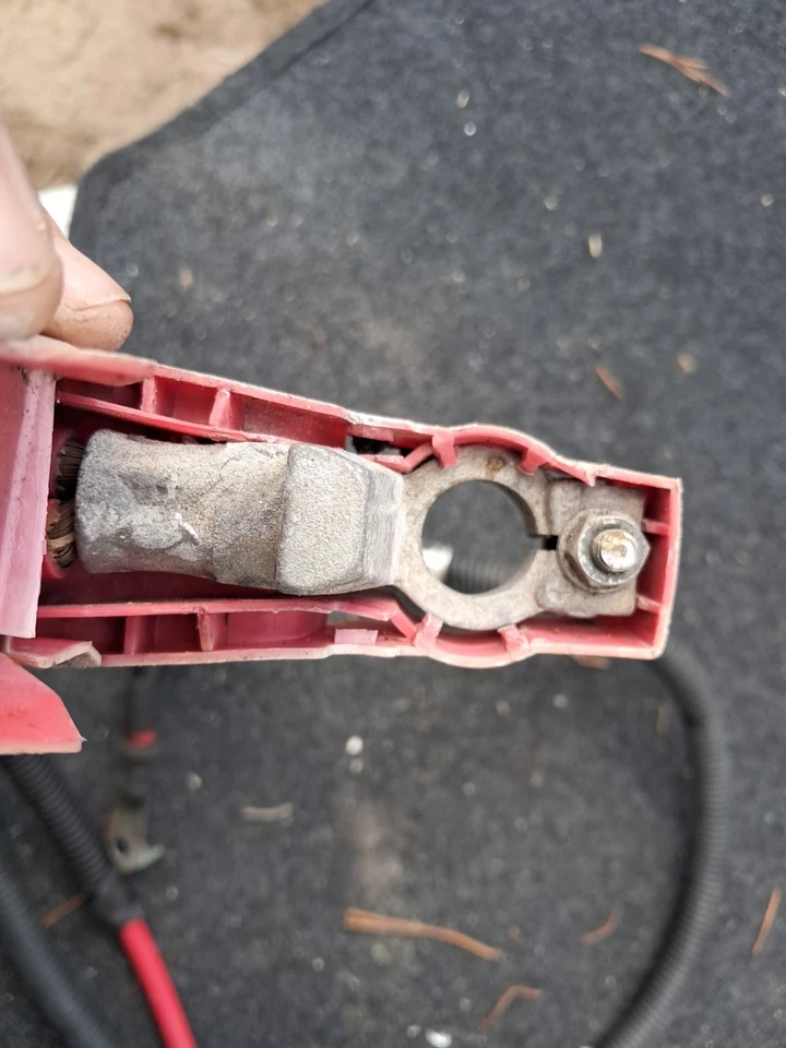 GMC Yukon XL Denali 2008 OEM cable de batería positivo Foto 2 de 2