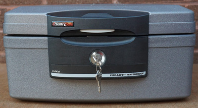 SentrySafe H2100 dunkelgrau feuerfest und wasserdicht abschließbar Safe + 2 Schlüssel