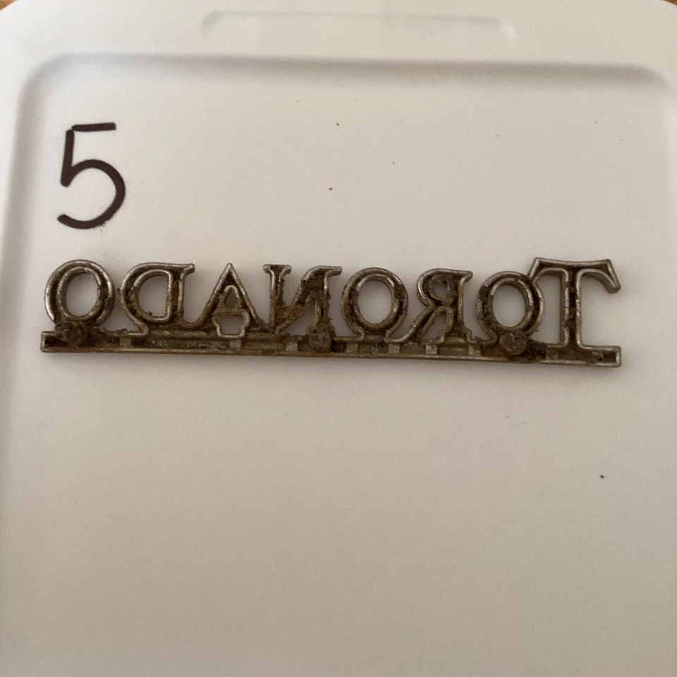 Placa de identificación de metal vintage con emblema Oldsmobile Toronado GM Foto 2 de 2