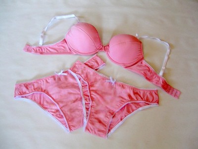 Set Softschalen-BH m/Bügel Cup 80A + 2 Slips Gr. 40 Marke Benetton