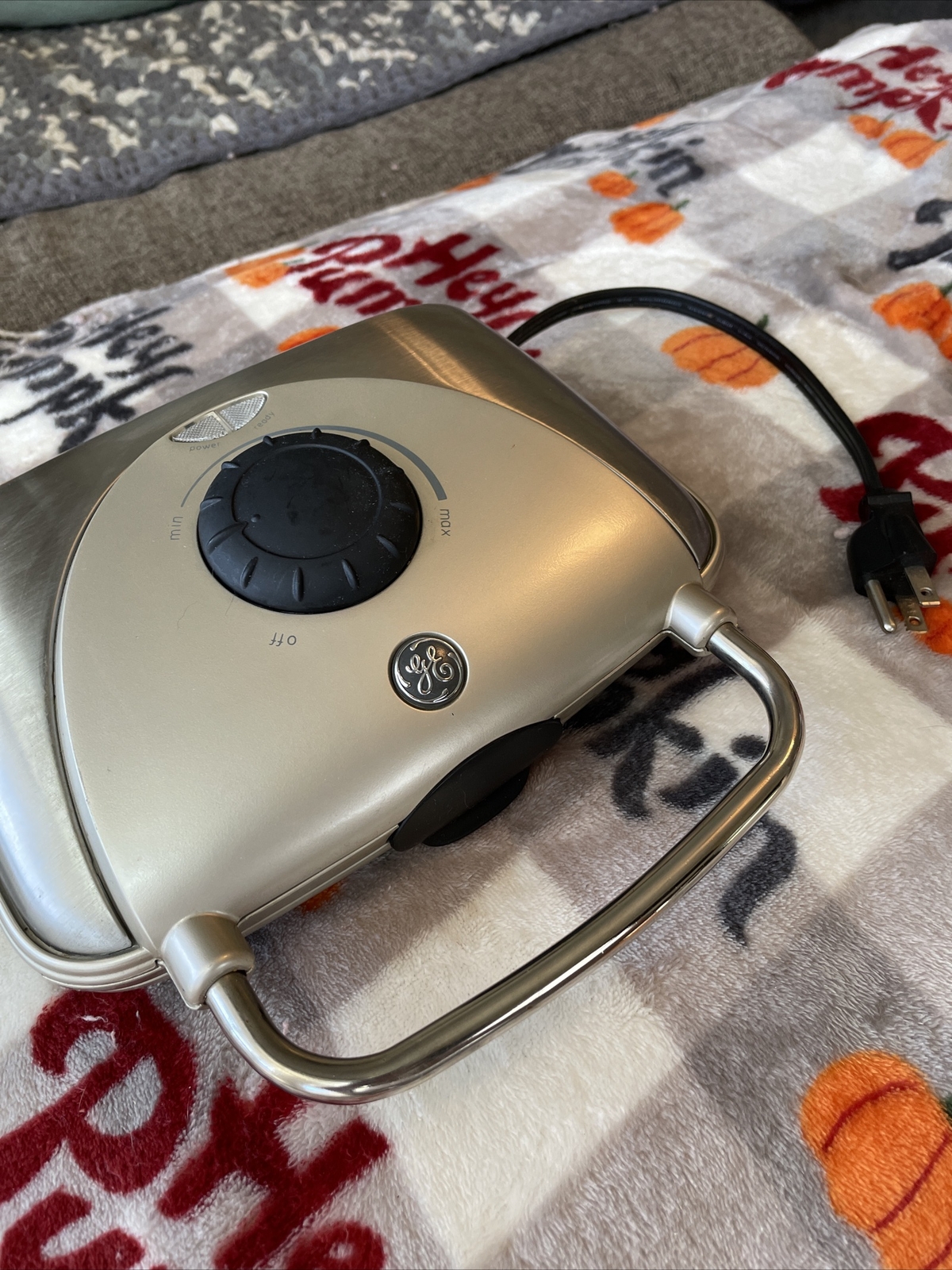 GE Waffle Maker Iron Works Easy Use #169056 Electric-image
