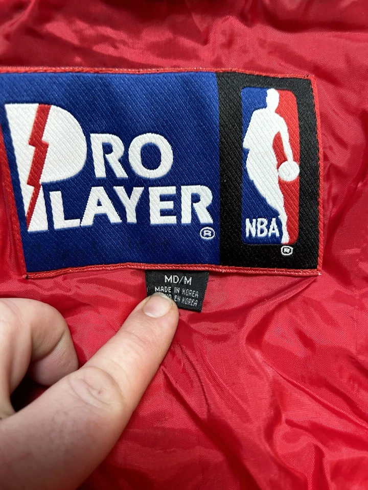 VTG 90’s Chicago Bulls Pro Player NBA Jordan Era Puffer Jacket Men’s Medium - Image 3 of 4