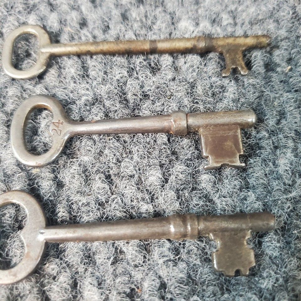 Lot Of 10 Vintage Antique Skeleton Keys Steampunk Unique Keys Worn
