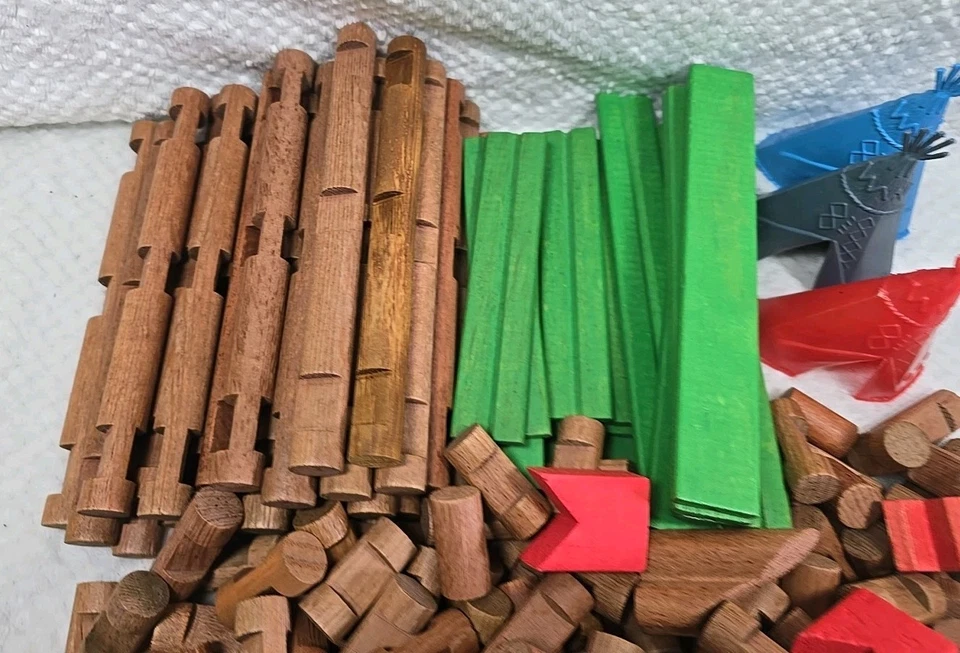 Lincoln Logs Large Vintage Lot 204 Pieces. Plus Figures. 5Lbs - Image 2 of 4