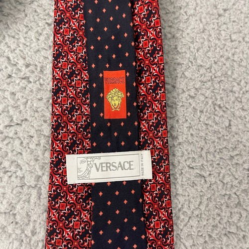 Corbata de seda Versace vintage cabeza de Medusa de lujo geométrica roja 57x3,5 pulgadas de diseñador - Imagen 5 de 8