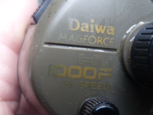 Mulinello da Pesca Daiwa HT1000FMagforce Esca Cast RH Recupero con Pulsante Flippin' Giappone - Foto 11 di 11
