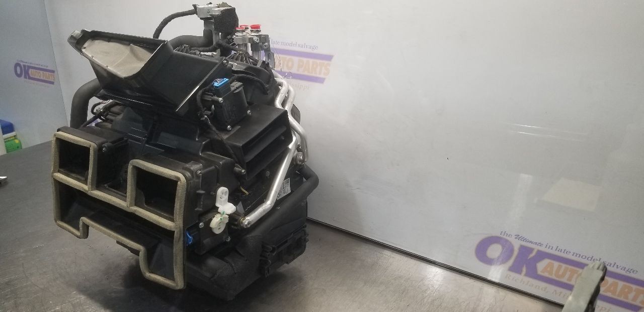 11 AUDI R8 TEMPERATURE HVAC EVAPORATOR HOUSING 420820351B