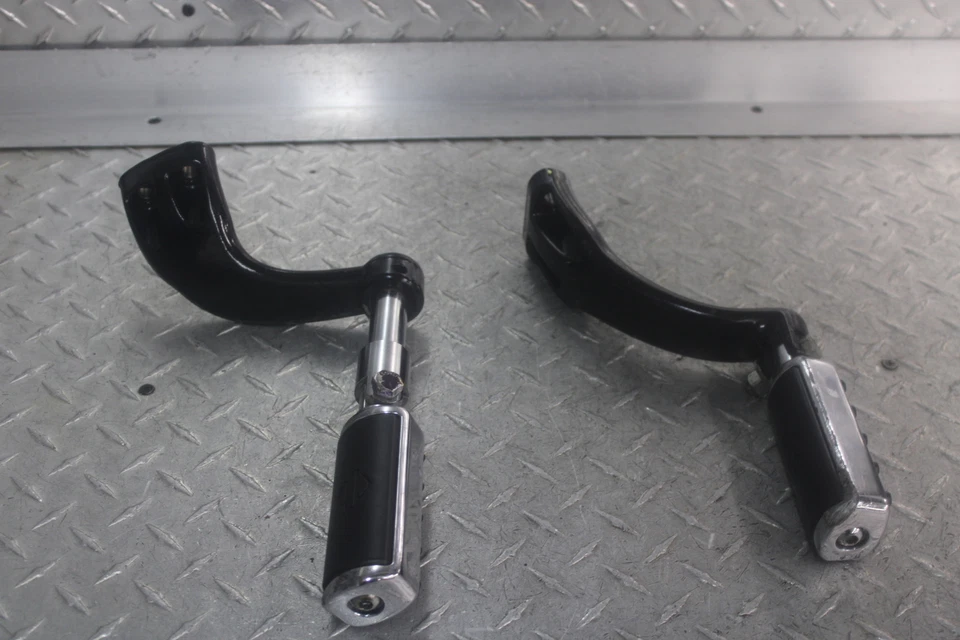 Harley-Davidson Sportster 883 Roadster XL883R 2007 juego de estriberas delanteras  Foto 4 de 4