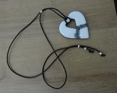 Kette / Halskette - Herz aus Keramik - lang - verstellbar - neuwertig - Bild 1 von 3