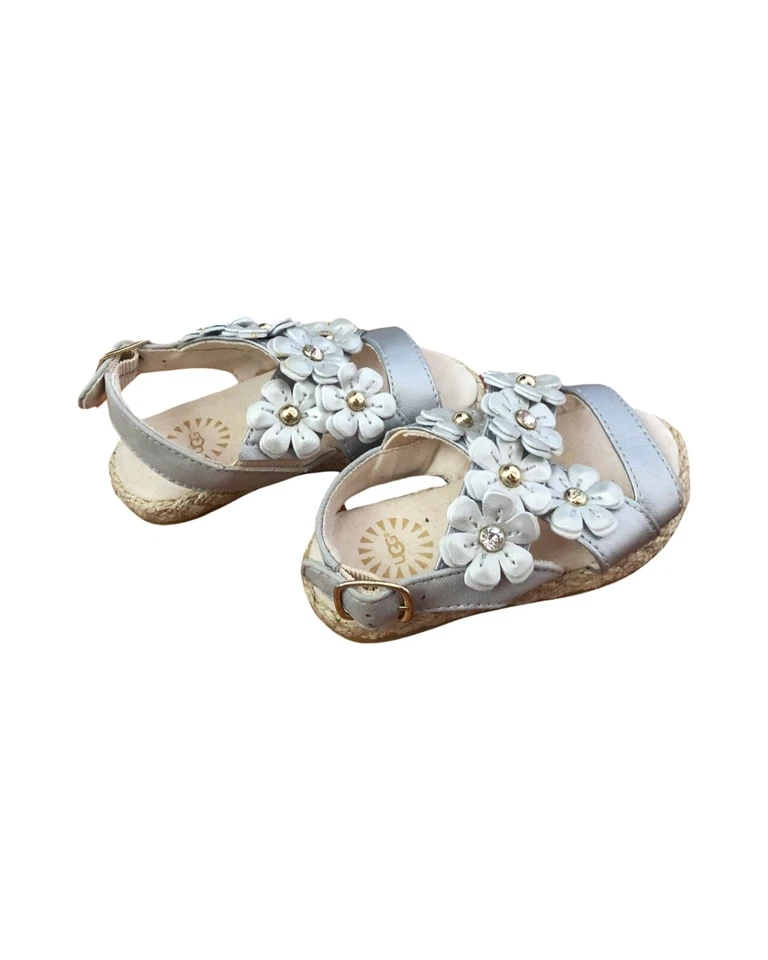 Sandalias planas plateadas brillantes UGG Shoes Allairey talla 6 niño pequeño Foto 2 de 4
