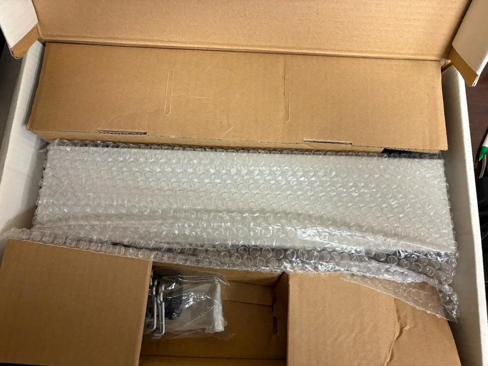 New APC NET9RM SurgeArrest Network 9-Outlet Power Distribution Unit 120VAC 15A - Image 2 of 3