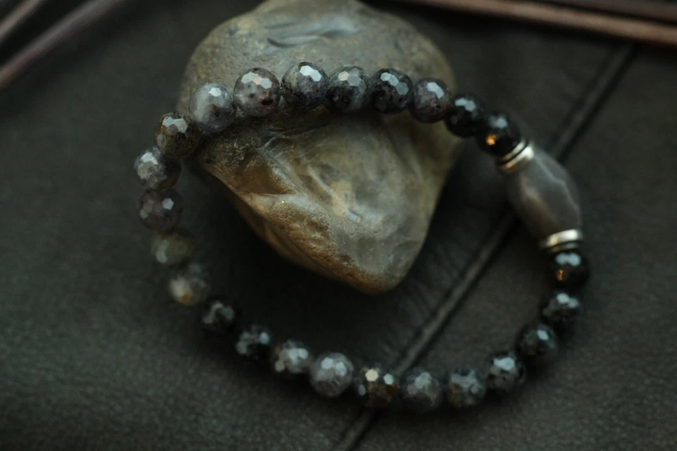 Pulsera para hombre con Iolita y piedra solar negra y elementos de plata de ley hechos a mano Foto 4 de 4