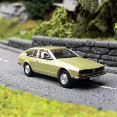 Alfa Romeo Alfetta GT, hellgrün - PCX87 0426 - HO 1/87
