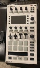 Traktor Kontrol D2 dj controller with White S...