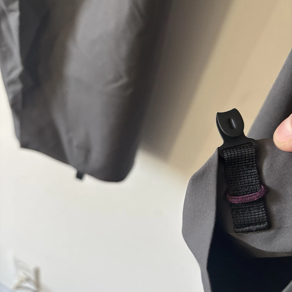 Pantalones grises de senderismo Arc'teryx para mujer talla 12 Softshell rendimiento exterior Gorpcore Foto 3 de 4