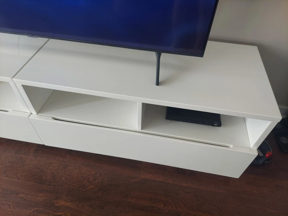 Soportes de TV blancos con cajones en blanco de alto brillo (80"" de ancho x 19"" de profundidad x 20"" de alto), CB2 Foto 3 de 4