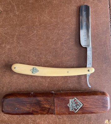 Vintage PUMA Straight Razor    Friseur Freund No. 1  Wood Case 1950-60s