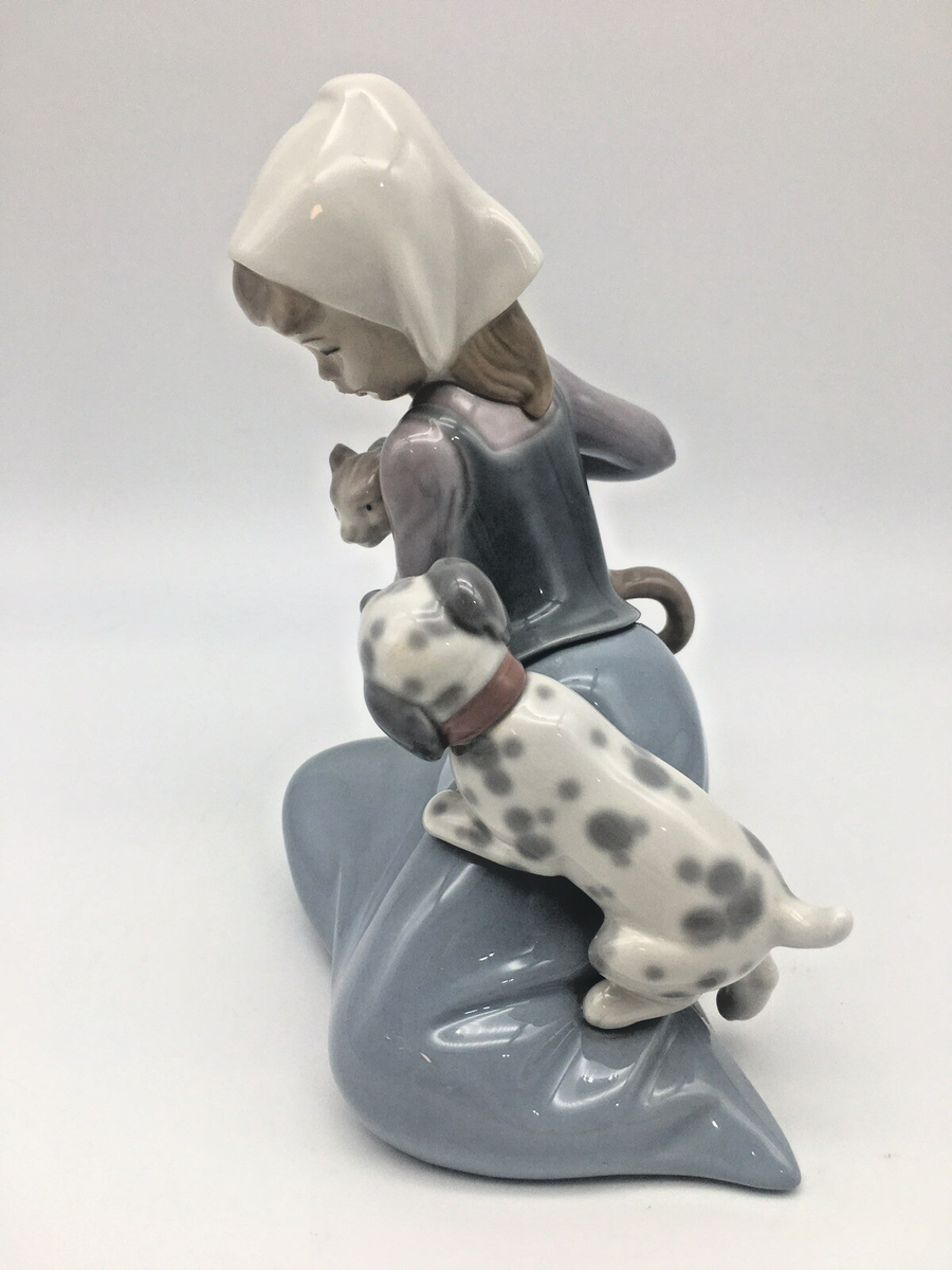 Lladro Little Friskies Retired Figurine #5032 Girl with Cat and