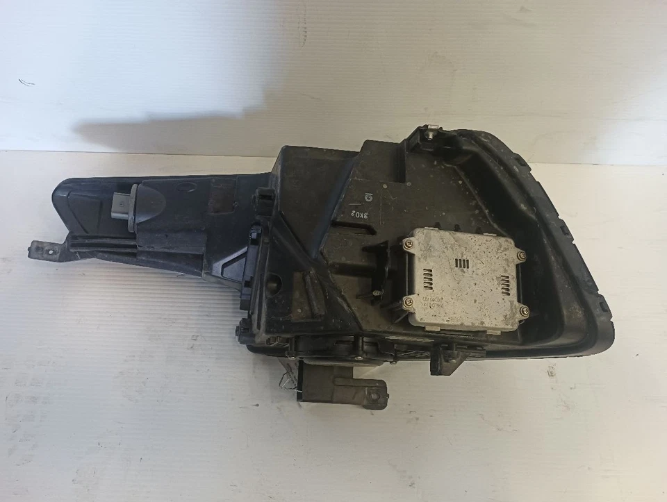 Passenger Right Headlight from 2014 Cadillac ELR 10125944 - Image 4 of 4