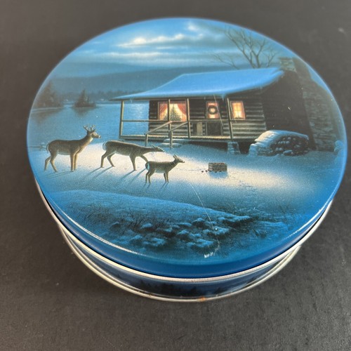 Cervo rotondo vintage fuori da una capanna in latta invernale 6” x 2” - Foto 1 di 4