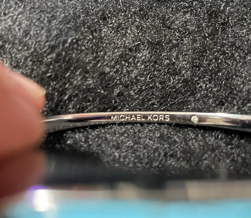 Pulsera Michael Kors Tono Turquesa Piedra Adornada Bisagras Tono Plateado Foto 4 de 4