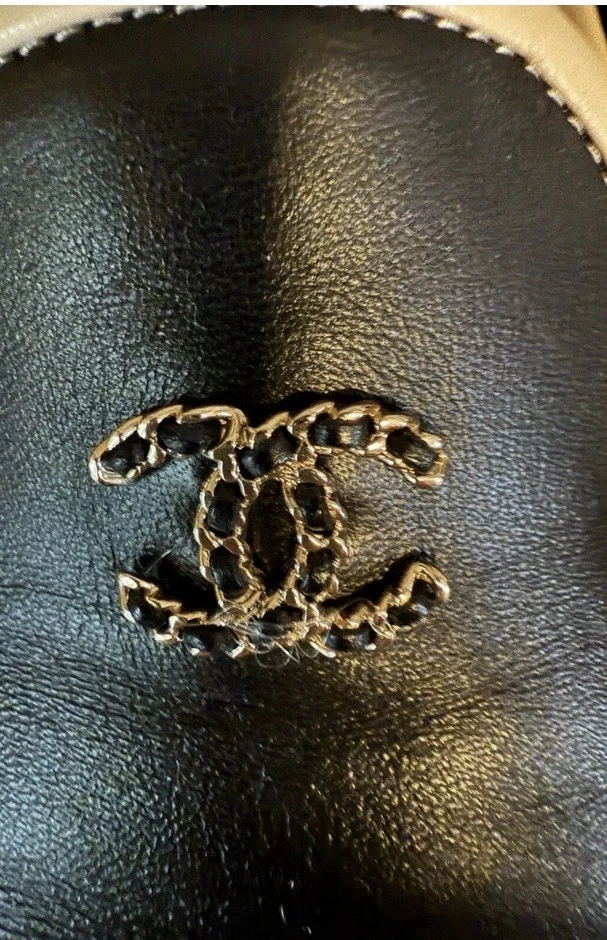 Mocassim de couro preto com logotipo CHANEL CC tamanho 39 com ferragens douradas - Imagem 3 de 4