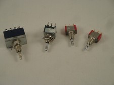 Taster Miniatur, für 6mm Loch RM5,08 4 Stk. (1, 2, 4-polig) Konvolut (S15)