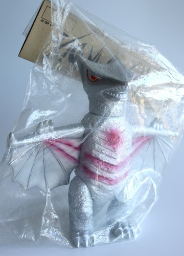 Gyaos Silver ver. Figura Pintada Monstruo Cámara Serie Paraíso Vinilo Marmit - Imagen 3 de 8