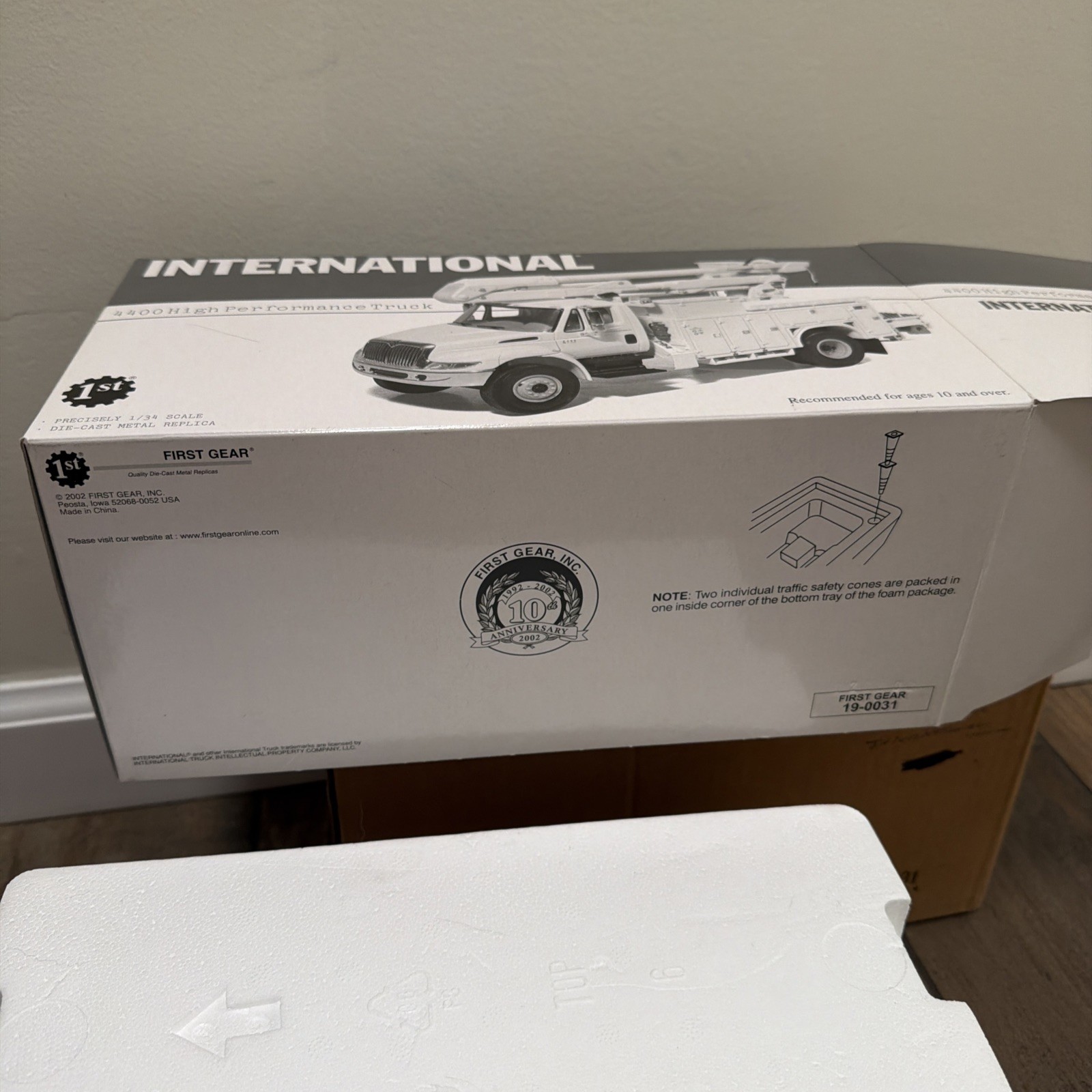 FIRST GEAR  19-0031 INTERNATIONAL 4400 HIGH PREFORMANCE BUCKET TRUCK 1/34 NIB