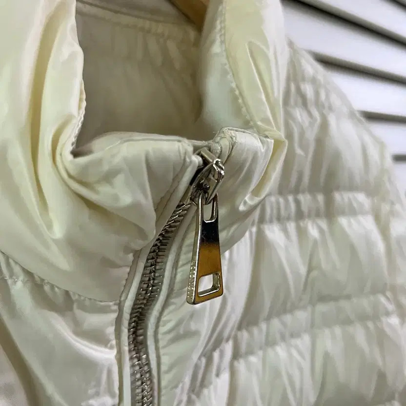 Moncler Lace 2-Way Padded Coat - 8.5/10 thumbnail 4