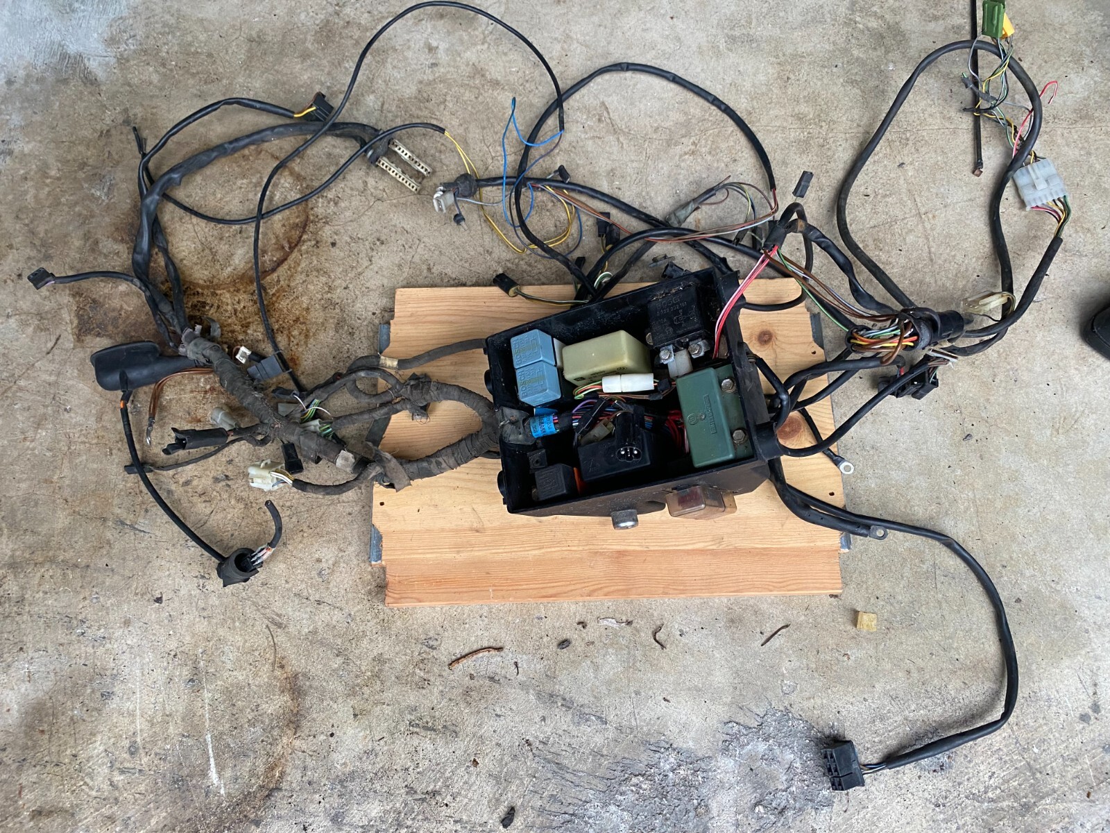 BMW K100 K100RS K100LT WIRING HARNESS FUSE BOX RELAYS 61111459556 eBay