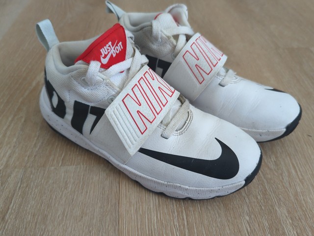 Nike Team Hustle D8 Just Do It SNEAKERS 