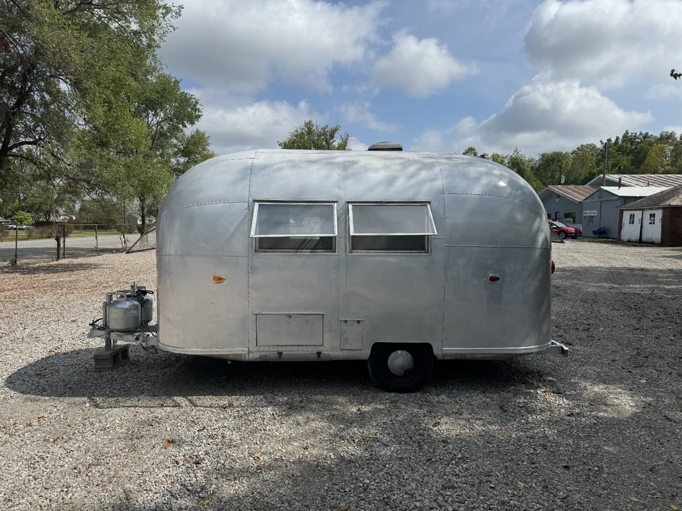 1963 Airstream Bambi / VINTAGE ORIGINAL / MINT CONDITION / READY TO CAMP / RARE - Image 3 of 4