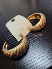 Anthropologie Large Gold Tone Seashell Huggie Stud Earrings 1.5" Long NWT