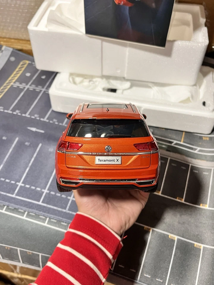 1:18 Scale Volkswagen Atlas Cross Sport R-Line Teramont Orange Diecast Model Car - Image 4 of 4