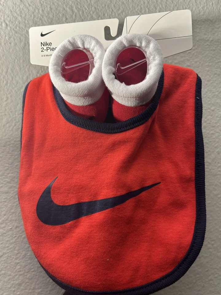 Conjunto de babero y botines Nike Baby (0-6M) Foto 2 de 2