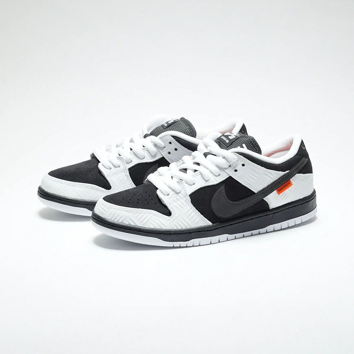 NIKE SB TIGHTBOOTH DUNK LOW PRO (SIZE 9) (FD2629-100) FW24 NIKE SB TIGHTBOOTH DUNK LOW PRO (SIZE 9) (FD2629-100) FW24