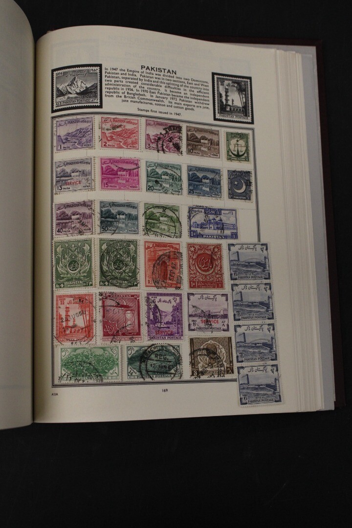 Vintage DIPLOMAT STAMP ALBUM w/ Approx 200400 WORLDWIDE STAMPS M28