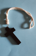 Croix religieuse en bois foncé pour communion et 2 cordons pour aube blancs 