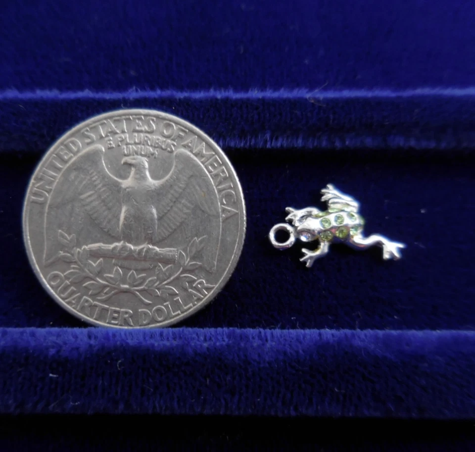 Dije de rana Jezlaine de plata de ley con estrás verde Foto 3 de 3