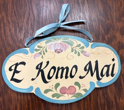 E KOMO MAI  Welcome  Sign Vintage Artist Signed Hand-painted Plaque Hawaii