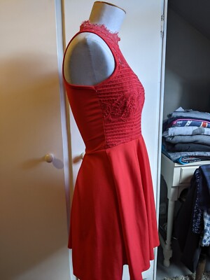 Robe Cocktail UNIQ Rouge En Crêpe Et Dentelle - Taille M, Très Bon état Occasion