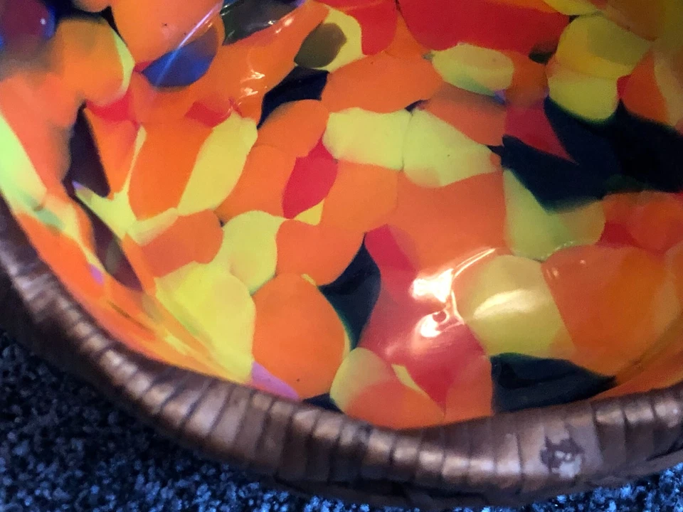 Vintage Bohemian - Kralik Iridescent Splatter Art Glass Bowl In Wicker Basket - Image 4 of 4