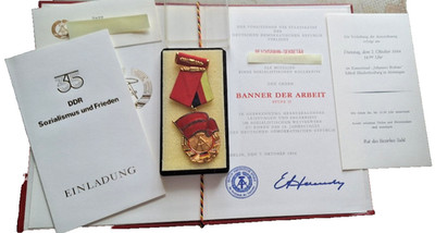 DDR Urkunde + Orden BANNER DER ARBEIT Sufe II offizieller Einladung Platzkarte