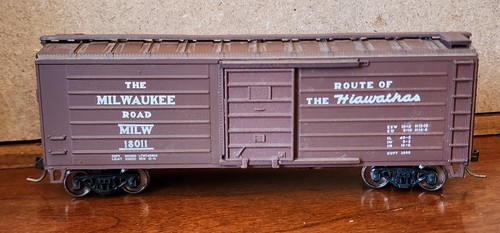 Carro de carga Milwaukee Road 40' lado acanalado acero 18011 MTL Whl Kadee Roundhouse 1022 HO | Zustand: New