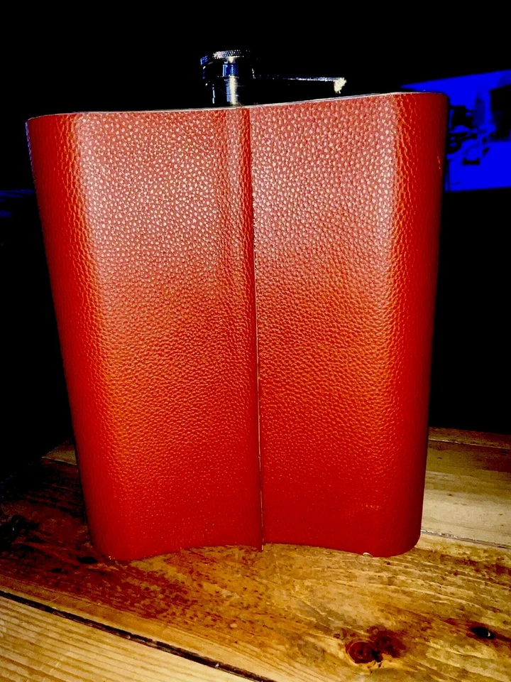 Frasco de cadera gigante de 128 onzas con bebida de grifo se mantiene frío con una funda de cuero Foto 4 de 4